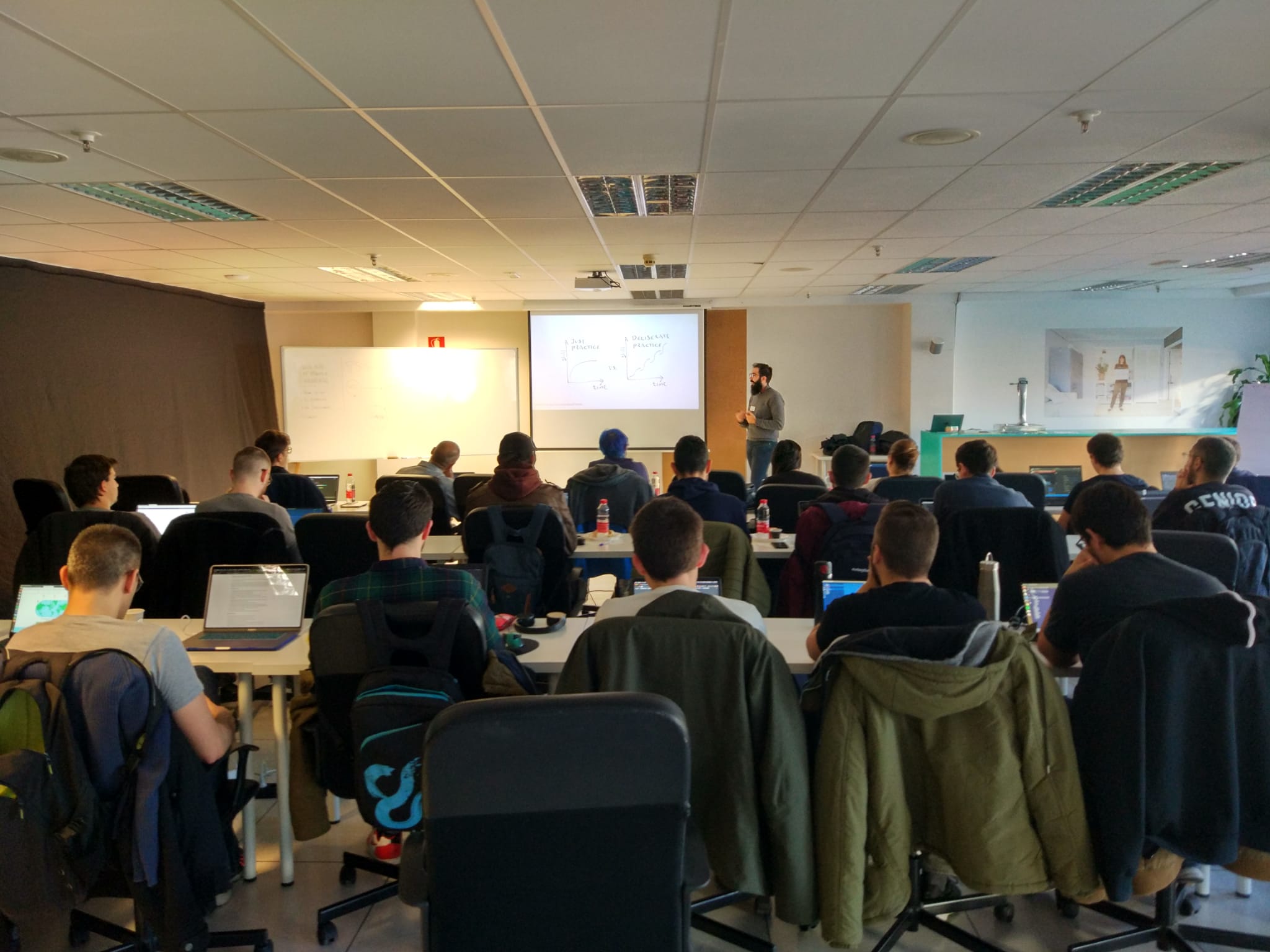 En acción durante el Global Day of Coderetreat 2019, hablando sobre TDD y la práctica deliberada de software Sergio facilitando el Global Day of Coderetreat 2019 en Madrid